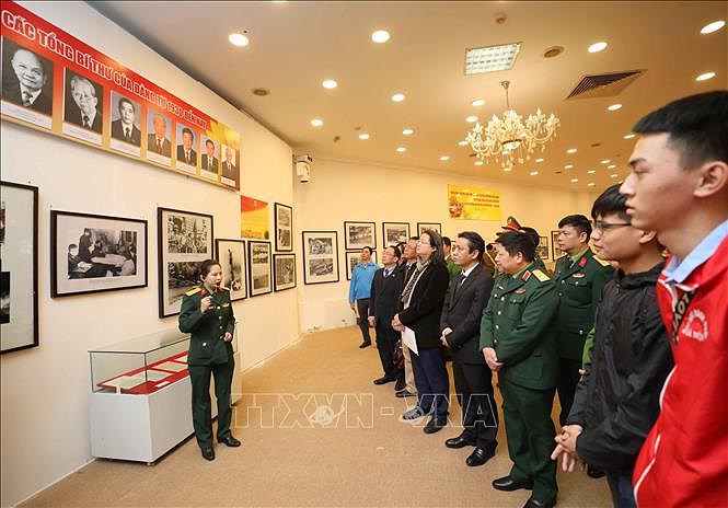 Exhibition on Communist Party of Vietnam opens in Hanoi hinh anh 2