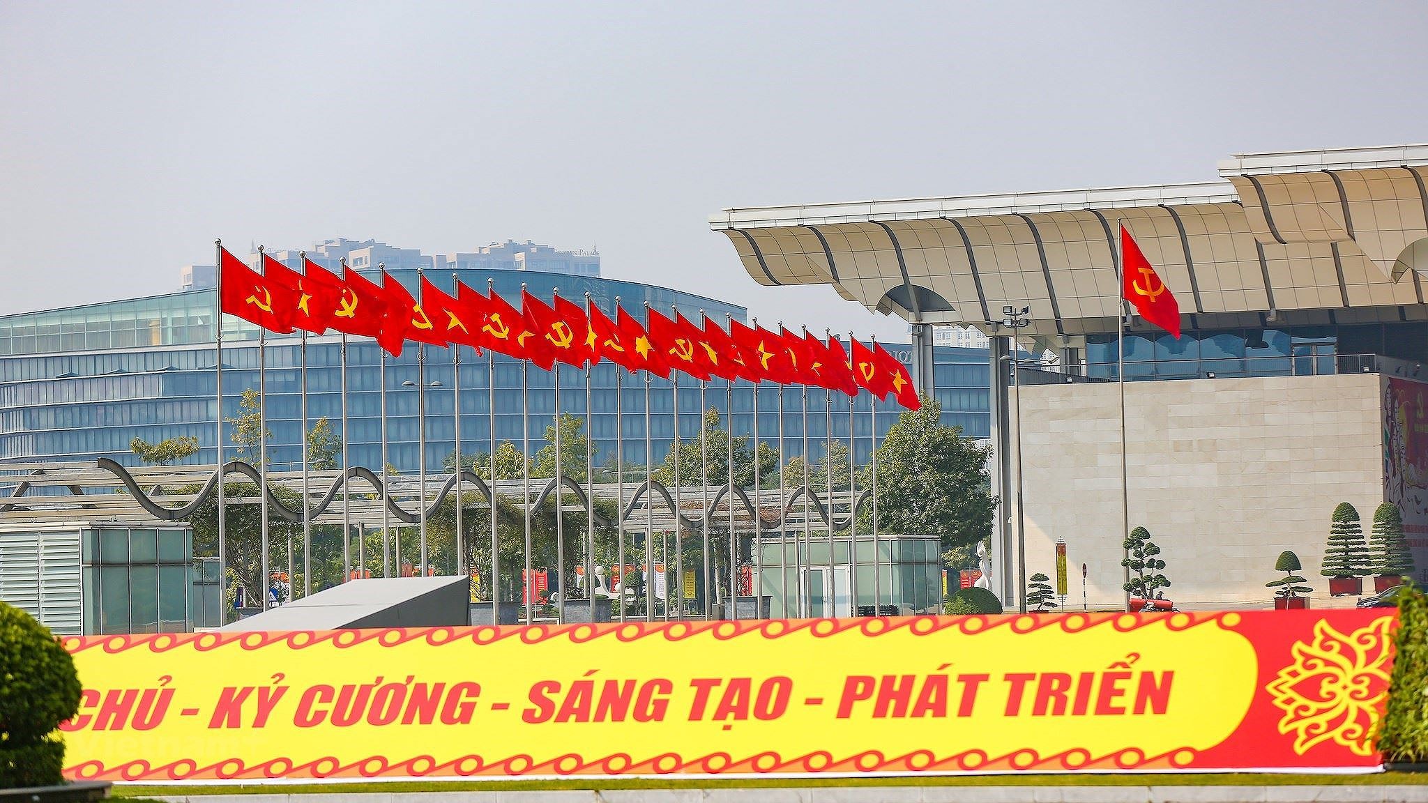Hanoi readies for 13th National Party Congress hinh anh 1