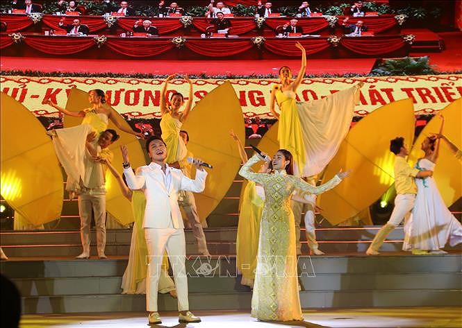 HCM City holds art programme welcoming 13th National Party Congress hinh anh 1