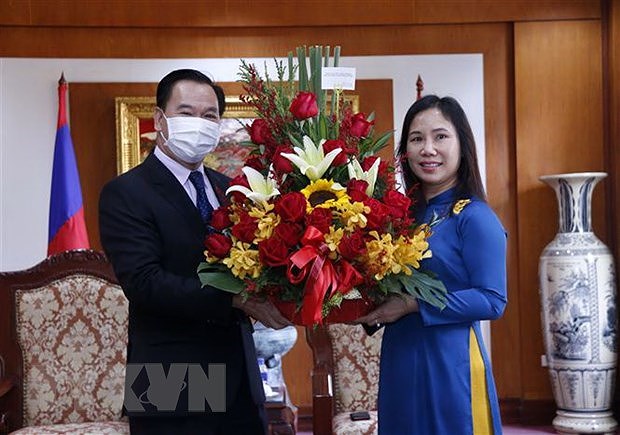 Lao officials congratulate Vietnam on success of 13th National Party Congress hinh anh 1