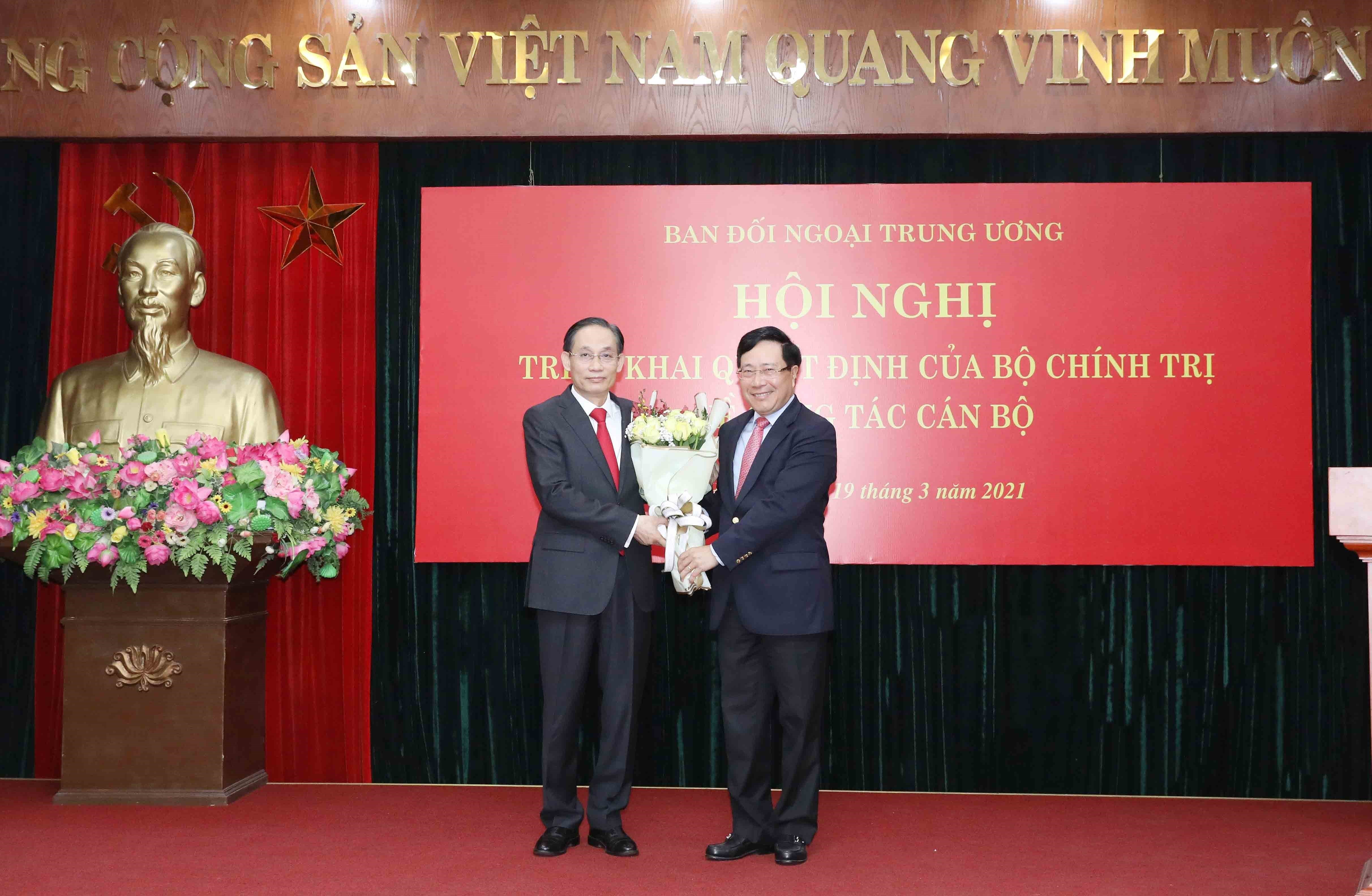Le Hoai Trung appointed as head of Party’s Commission for External Relations hinh anh 1