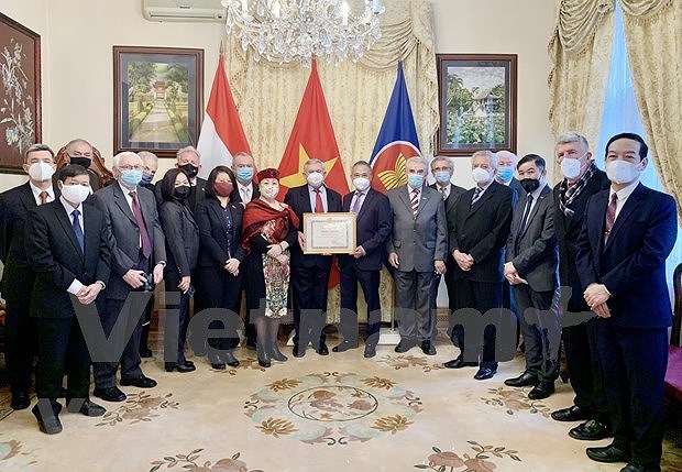 Hungary-Vietnam Friendship Association leaders honoured hinh anh 2
