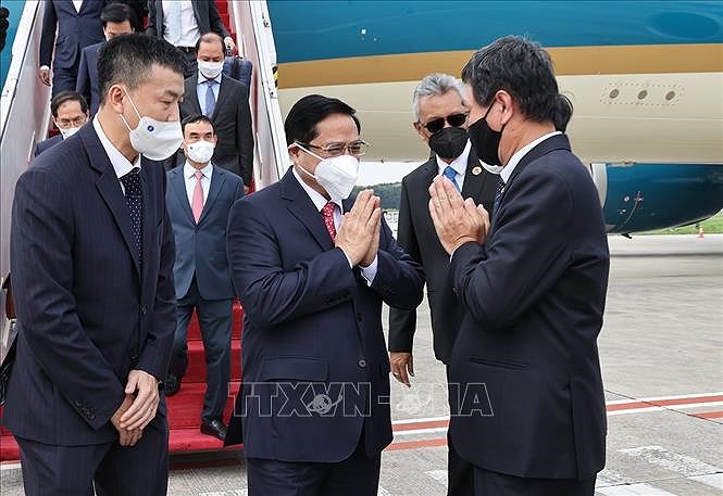 PM Pham Minh Chinh arrives in Indonesia for ASEAN Leaders’ Meeting hinh anh 1