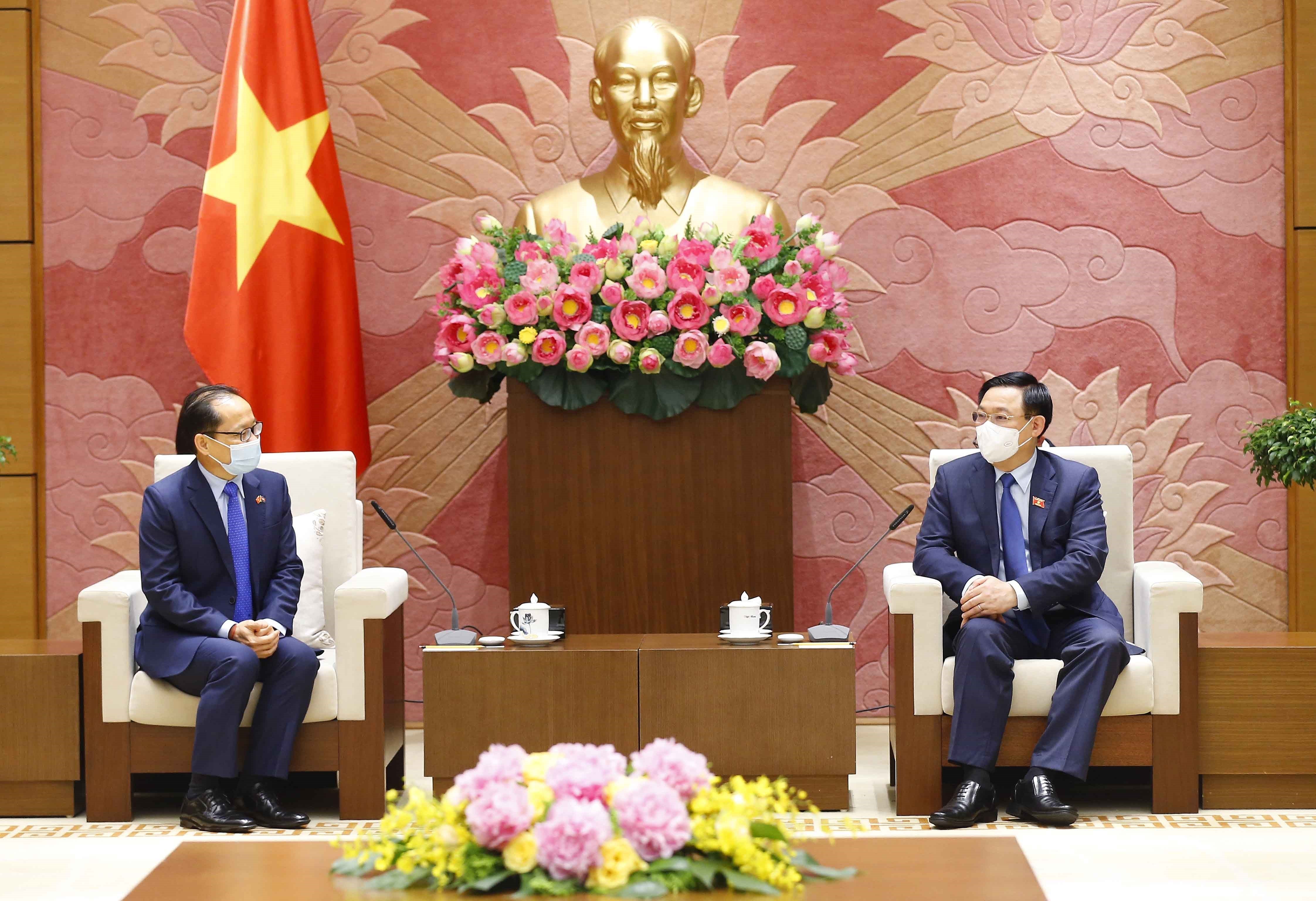Vietnam gives high priority to relations with Cambodia: top legislator hinh anh 1