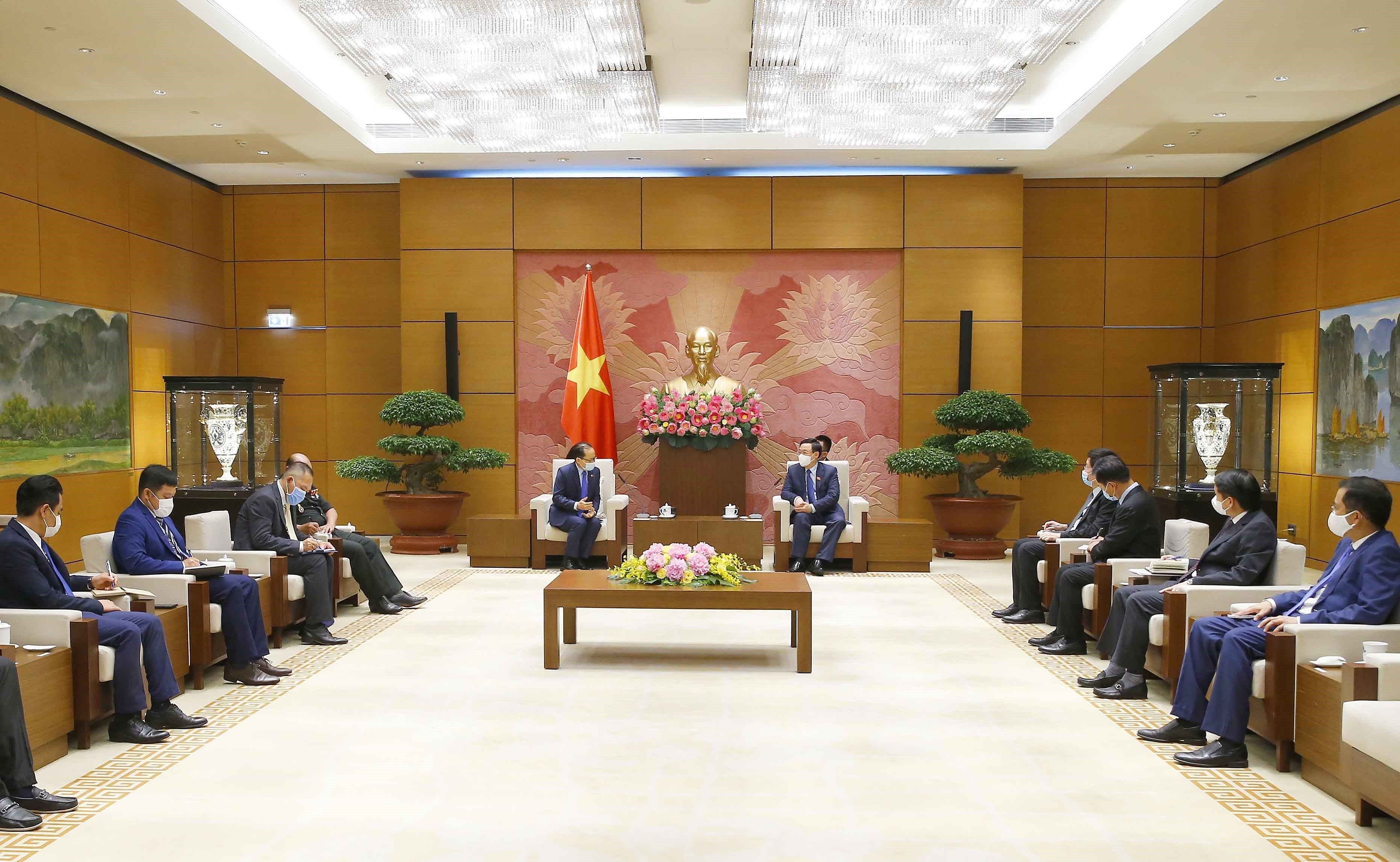 Vietnam gives high priority to relations with Cambodia: top legislator hinh anh 2