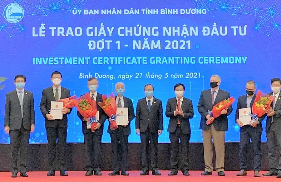 Binh Duong hands over investment certificates to five FDI projects hinh anh 2
