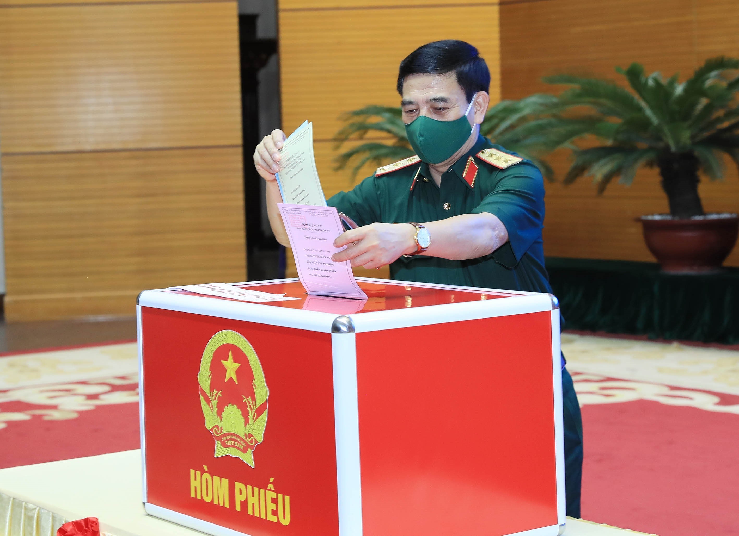 Military personnel exercise citizens’ right, duty to vote hinh anh 1