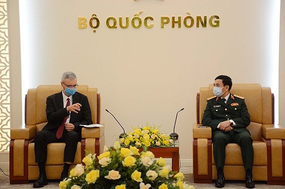 Vietnam, France bolster defence cooperation hinh anh 1