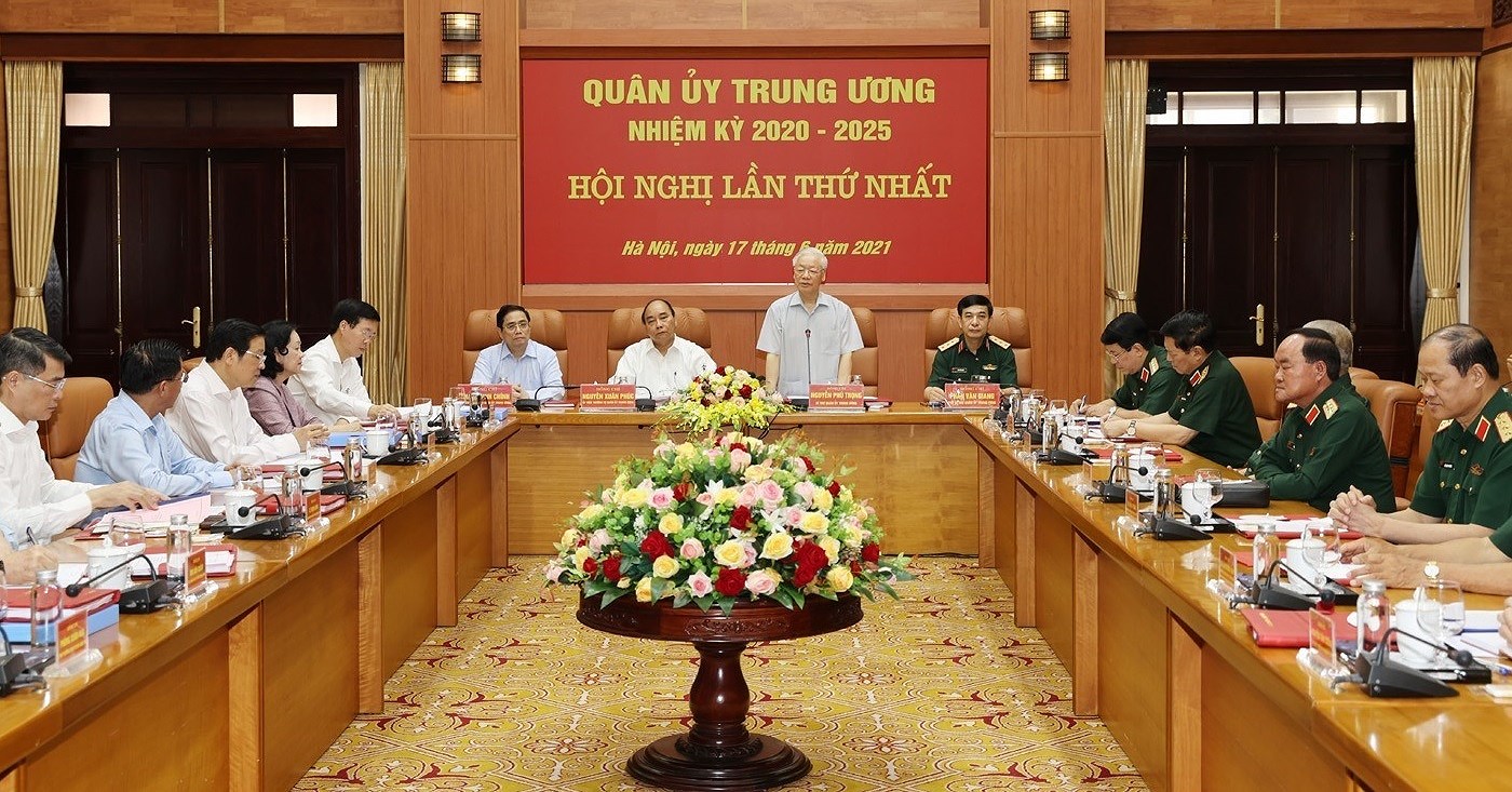 Party chief chairs first meeting of 2020-2025 Central Military Commission hinh anh 1