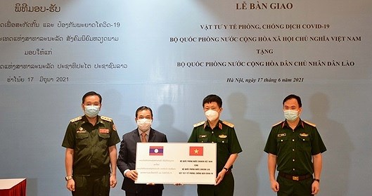 Defence ministry presents medical supplies to aid Laos’ pandemic-prevention efforts hinh anh 1
