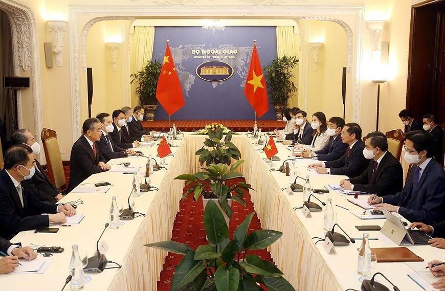 Foreign ministers talk measures for strengthening Vietnam - China ties hinh anh 2