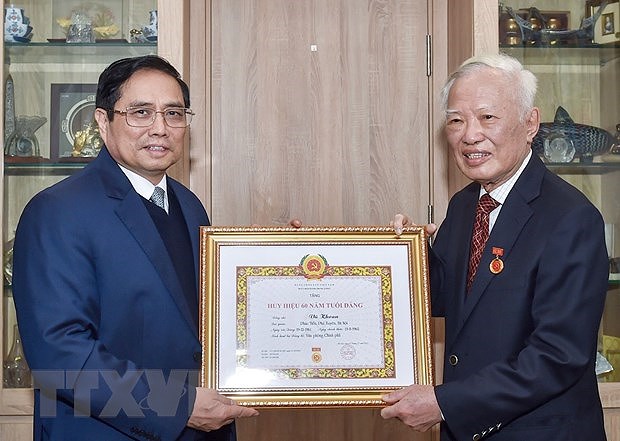 60-year Party membership badge presented to former Deputy PM hinh anh 1