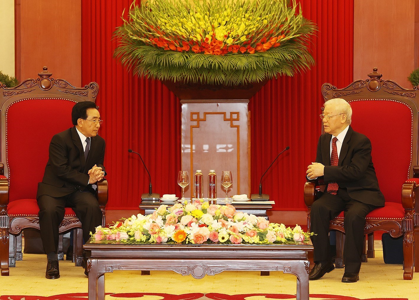Party General Secretary receives Lao Prime Minister hinh anh 1