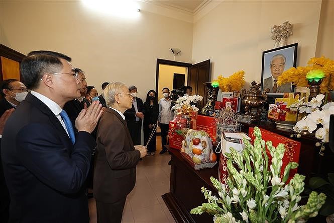 Party chief pays tribute to late leaders hinh anh 2