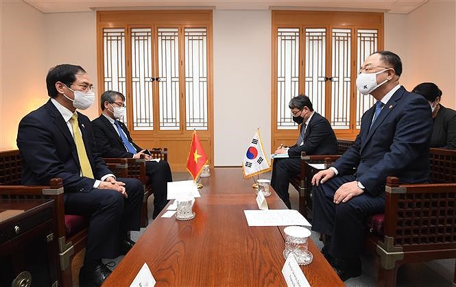 Vietnam’s foreign minister meets RoK’s parliament speaker, Deputy PM hinh anh 2