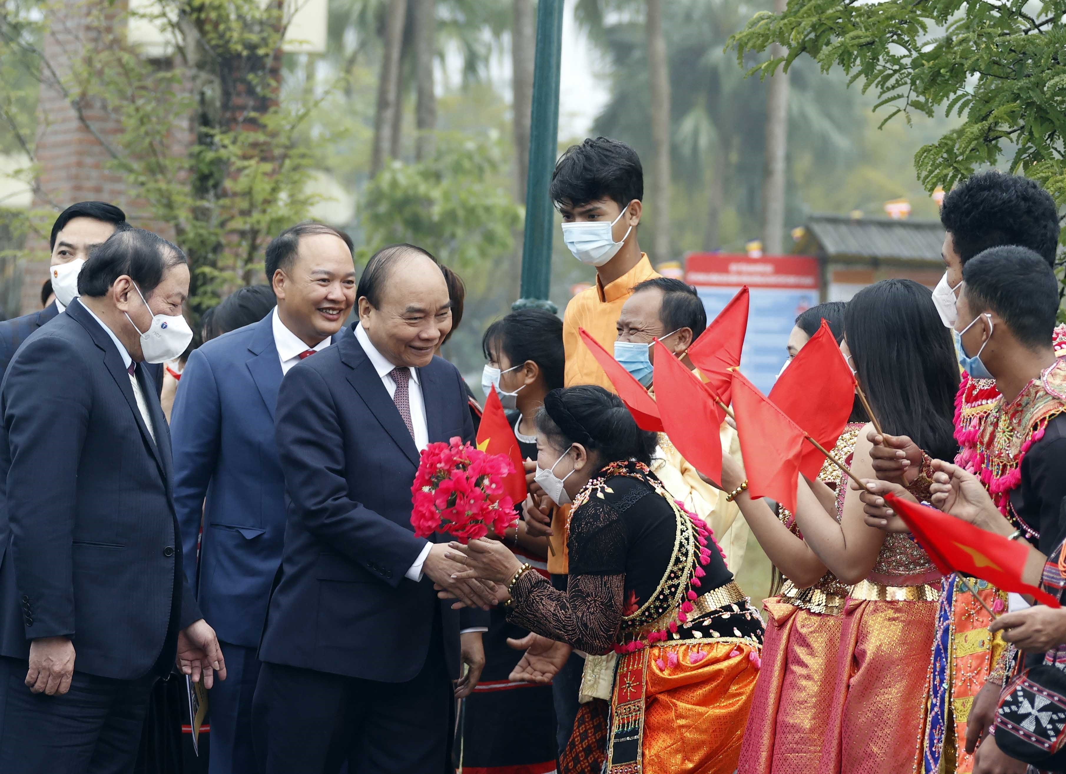 State leader joins ethnic groups in spring festival hinh anh 1