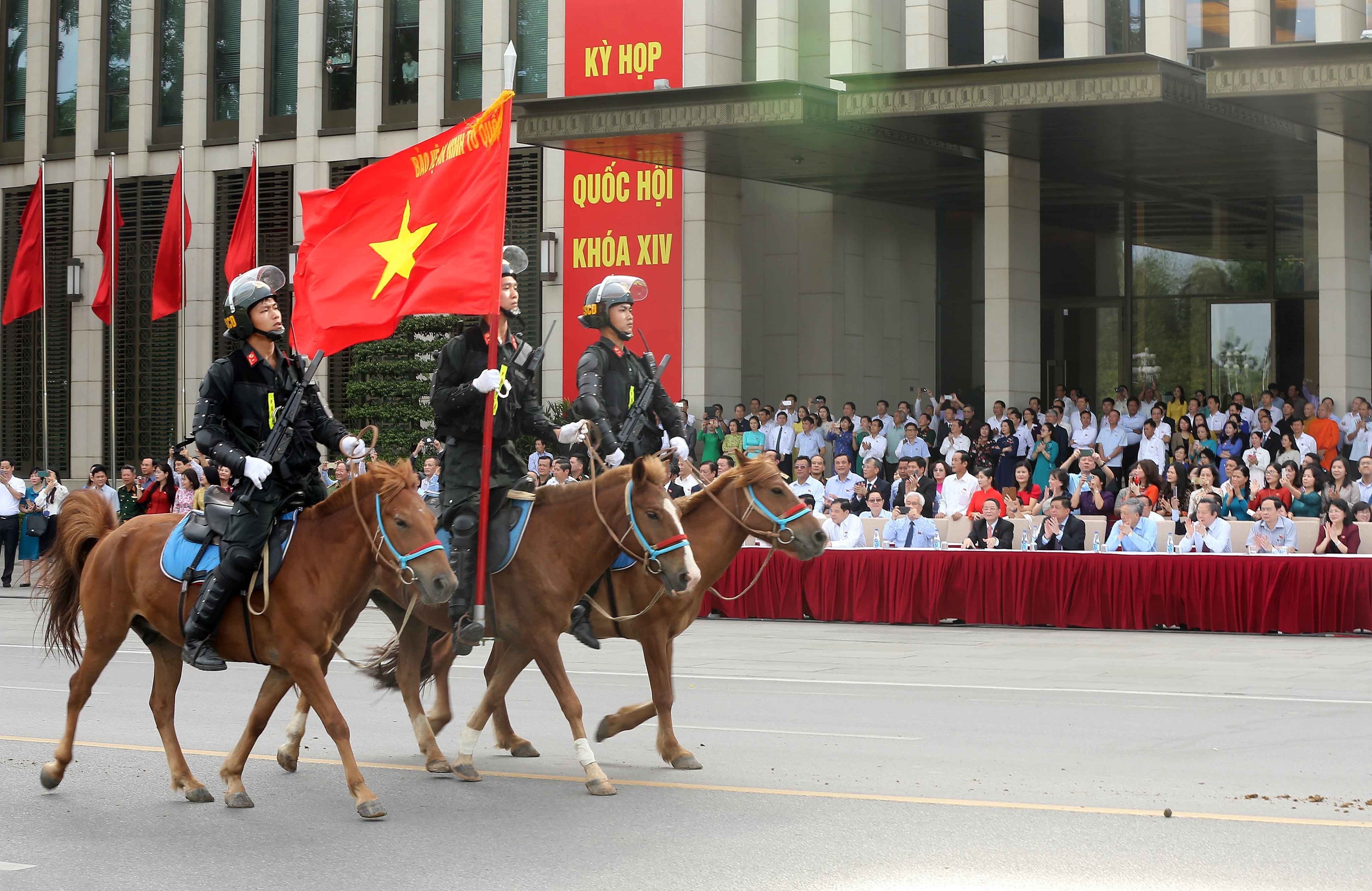 Cavalry mobile police force makes debut hinh anh 4