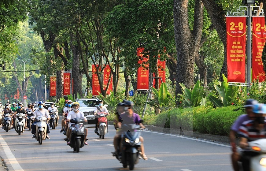 Hanoi streets colourful to celebrate National Day hinh anh 10