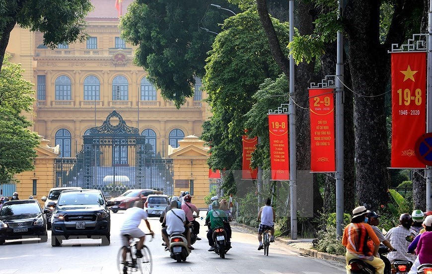 Hanoi streets colourful to celebrate National Day hinh anh 12