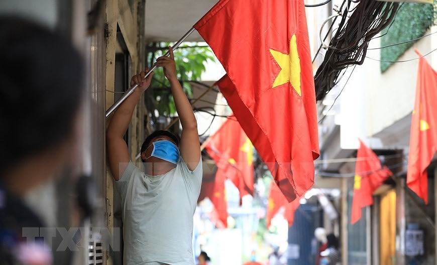 Hanoi streets colourful to celebrate National Day hinh anh 3