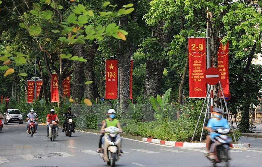Hanoi streets colourful to celebrate National Day hinh anh 4