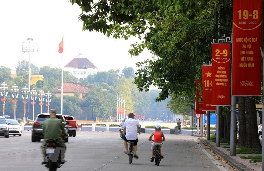 Hanoi streets colourful to celebrate National Day hinh anh 6