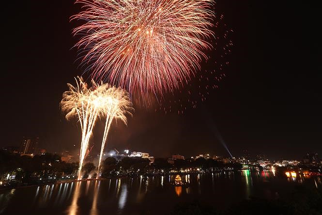 Fireworks light up sky on New Year Eve hinh anh 3