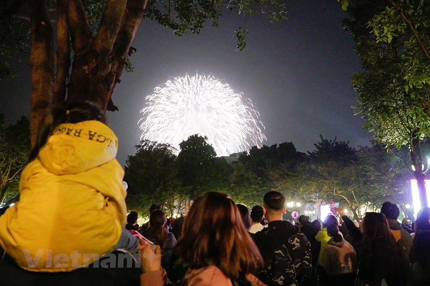 Fireworks light up sky on New Year Eve hinh anh 2