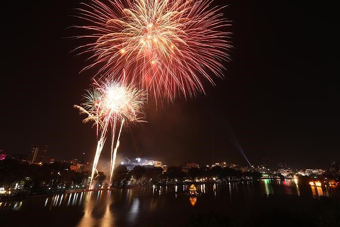 Fireworks light up sky on New Year Eve hinh anh 5