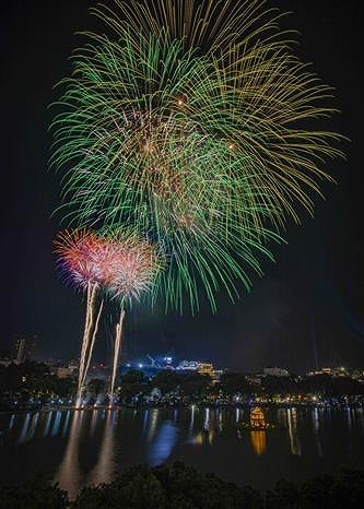 Fireworks light up sky on New Year Eve hinh anh 6