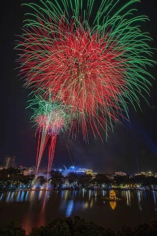 Fireworks light up sky on New Year Eve hinh anh 7