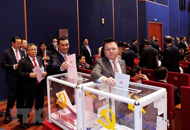Congres du Parti : les delegues votent pour les membres du Comite central du Parti du 13e mandat hinh anh 3