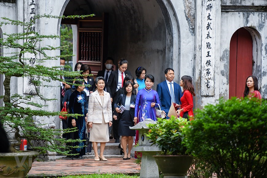 L’epouse du Premier ministre japonais visite le Temple de la Litterature hinh anh 1