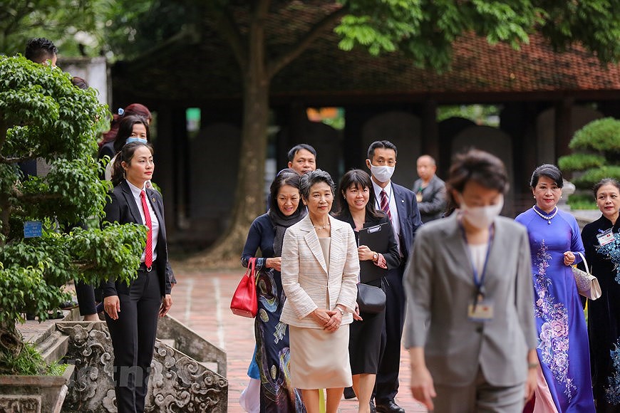L’epouse du Premier ministre japonais visite le Temple de la Litterature hinh anh 2