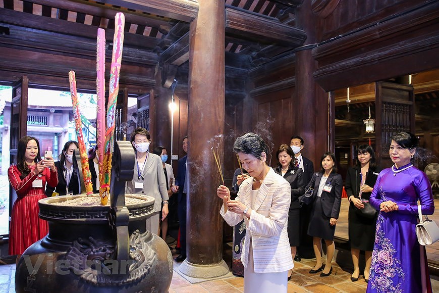 L’epouse du Premier ministre japonais visite le Temple de la Litterature hinh anh 9
