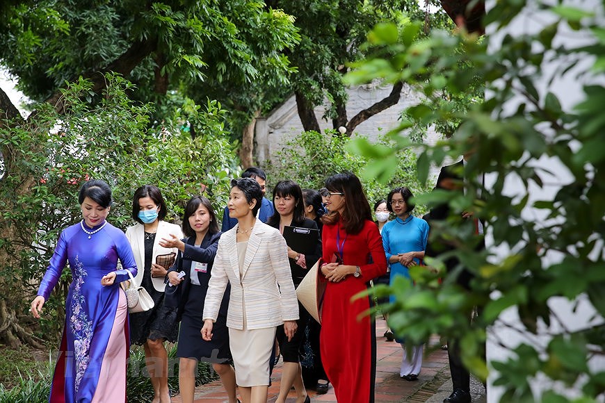 L’epouse du Premier ministre japonais visite le Temple de la Litterature hinh anh 8