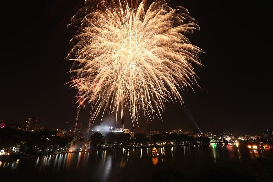 Le Vietnam accueille le Nouvel An 2021 avec securite, joie et espoir hinh anh 3