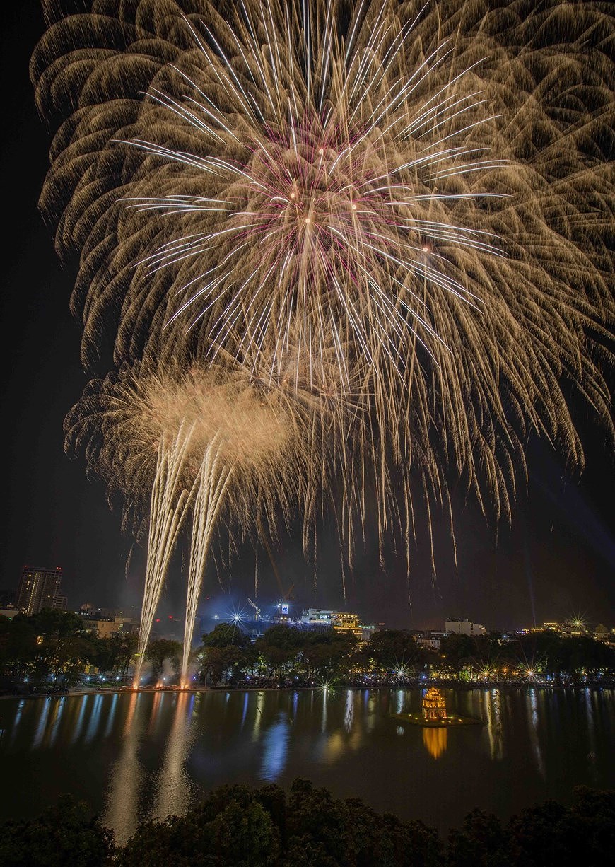 Le Vietnam accueille le Nouvel An 2021 avec securite, joie et espoir hinh anh 5