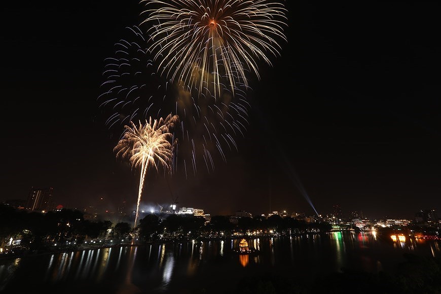 Le Vietnam accueille le Nouvel An 2021 avec securite, joie et espoir hinh anh 1