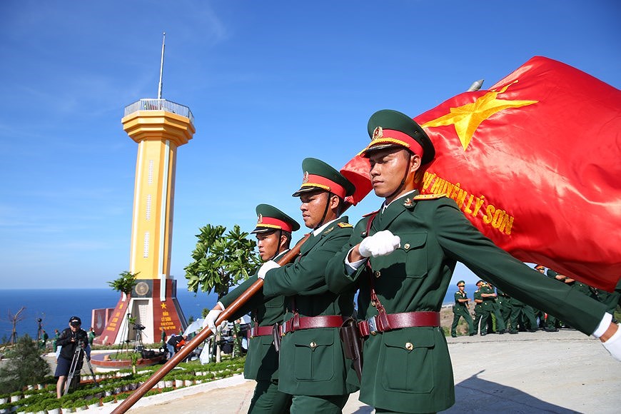 Ceremonie de lever du drapeau national au sommet de Thoi Loi sur l'ile de Ly Son hinh anh 3