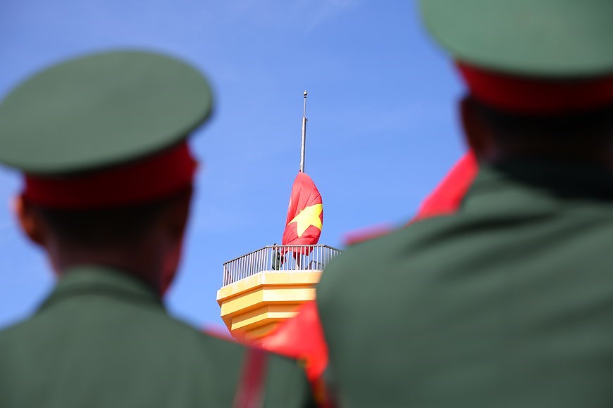Ceremonie de lever du drapeau national au sommet de Thoi Loi sur l'ile de Ly Son hinh anh 4