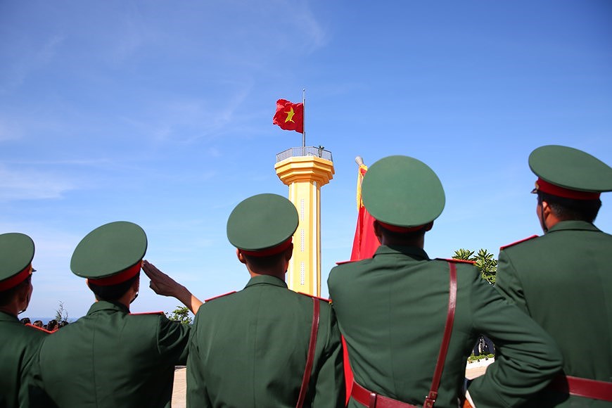 Ceremonie de lever du drapeau national au sommet de Thoi Loi sur l'ile de Ly Son hinh anh 5