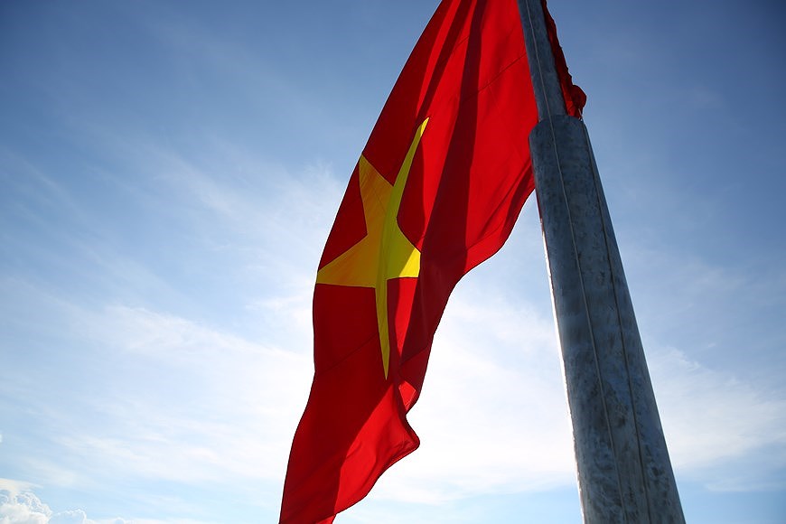 Ceremonie de lever du drapeau national au sommet de Thoi Loi sur l'ile de Ly Son hinh anh 6