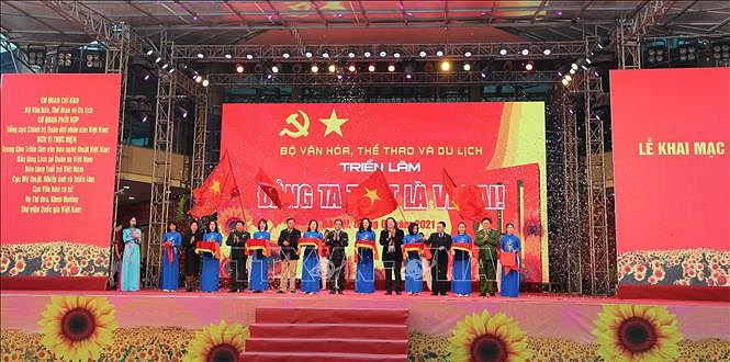 Ouverture de l'exposition sur le Parti communiste du Vietnam a Hanoi hinh anh 1