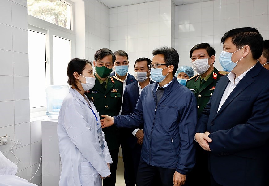 COVID-19 : le vice-PM Vu Duc Dam rend visite aux volontaires aux tests du vaccin Nano Covax hinh anh 2