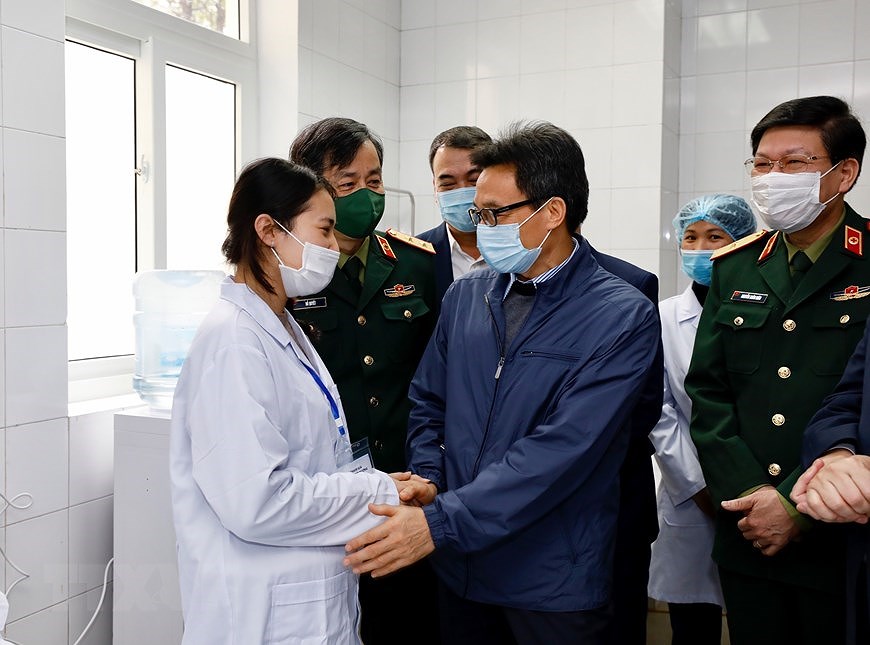 COVID-19 : le vice-PM Vu Duc Dam rend visite aux volontaires aux tests du vaccin Nano Covax hinh anh 1
