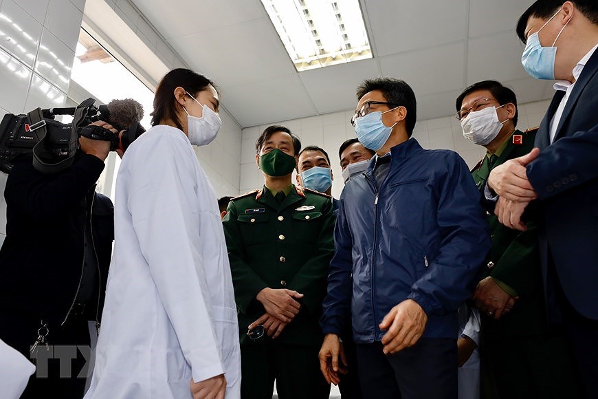 COVID-19 : le vice-PM Vu Duc Dam rend visite aux volontaires aux tests du vaccin Nano Covax hinh anh 5