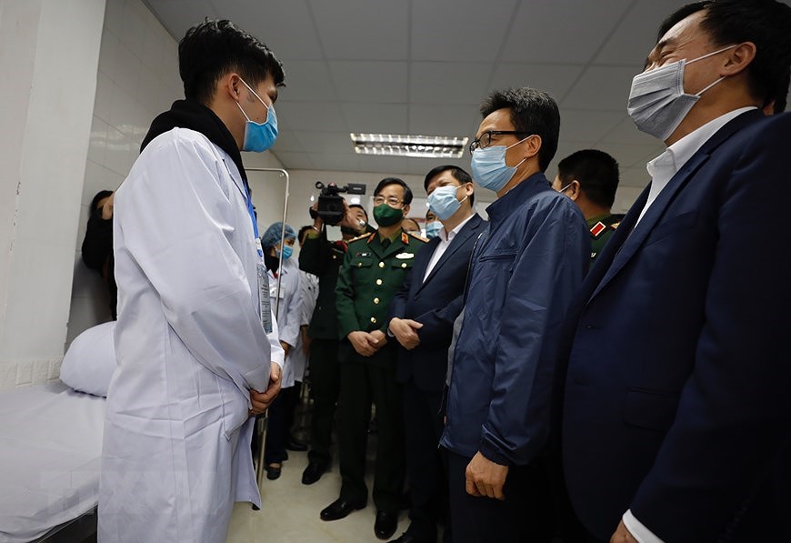 COVID-19 : le vice-PM Vu Duc Dam rend visite aux volontaires aux tests du vaccin Nano Covax hinh anh 7