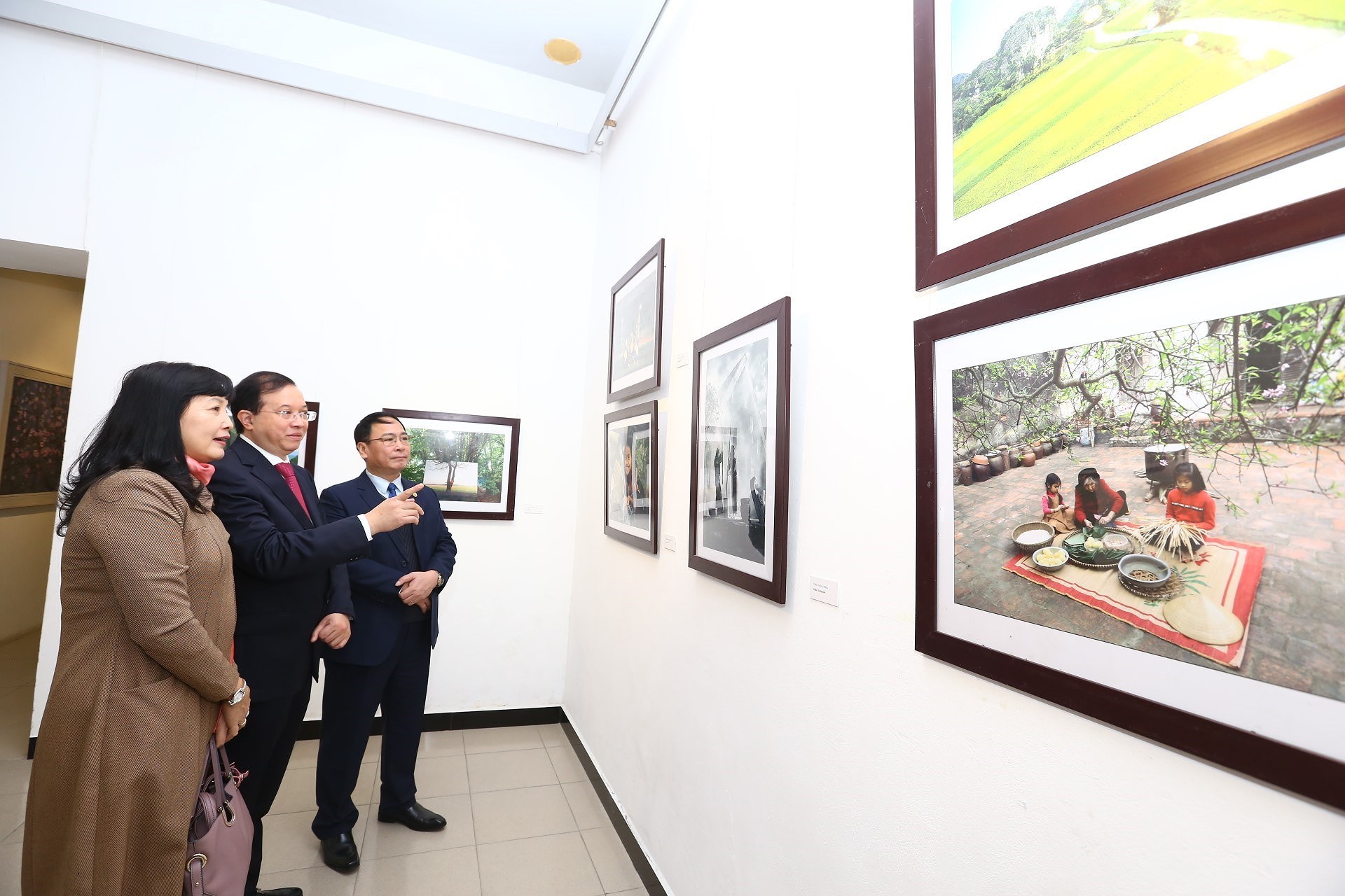 90 ans de la fondation du PCV: ouverture d'une exposition de peinture et de photo a Hanoi hinh anh 2
