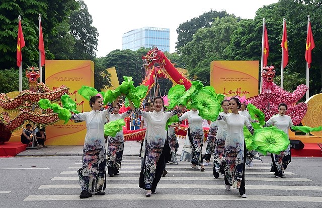 Festival de la danse du dragon a l'occasion du 1010e anniversaire de Thang Long-Hanoi hinh anh 5